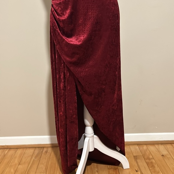 Saylor Cyndey Velvet Snake Midi Slit Dress in Wine Red NWT Size Large - Picture 8 of 11